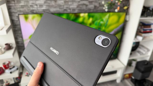 <b>HUAWEI MatePad 11.5 S (2026): Cameră cu AF bună pentru fotografiat documente, 8 mpx pentru apeluri video</b>Camera tabletei HUAWEI MatePad 11.5 S (2026) este bună mai ales pentru fotografiat documente, pagini dintr-un manual împrumutat pe care nu vrei să îl mai printezi și să cheltui bani, că doar ai investit într-un instrument digital