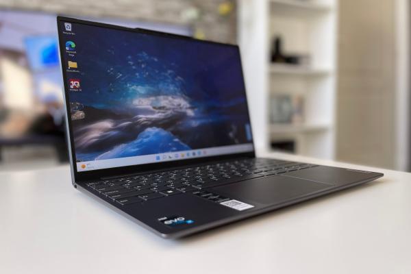 Lenovo Yoga Slim 7 Carbon - Fotografii