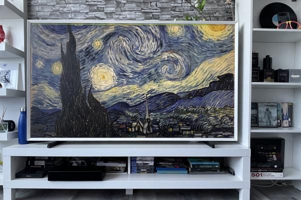 Samsung The Frame QE65LS03BAU Unboxing: Televizorul tablou de 163 cm este scos din cutie și surprinde prin ecranul mat pe care vei admira opere de artă celebre