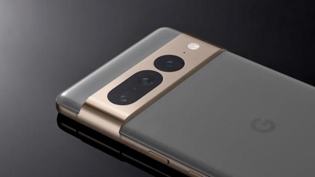 <b>Google Pixel 7 Pro are cea mai bună cameră smartphone din lume, conform DxOMark; Ia premii şi pentru selfie, ecran</b>În ultimele 24 de ore au început să apară recenzii video pentru Google Pixel 7 Pro şi acum vedem cum stă telefonul la capitolul cameră, prin intermediul francezilor de la DxOMark. Mai mult decât atât avem calificative şi pentru ecranul 