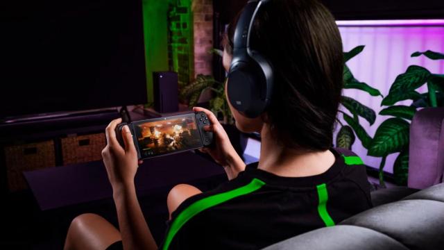 <b>Razer prezintă consola de jocuri Edge 5G, cu ecran AMOLED de 144 Hz, CPU Snapdragon, cloud gaming</b>În ciuda faptului că branduri precum Sony au renunţat la segmentul consolelor portabile, se pare că mai sunt totuşi companii care cred în el. Printre ele se numără şi Razer, care tocmai a prezentat consola portabilă de jocuri Razer Edge 5G.