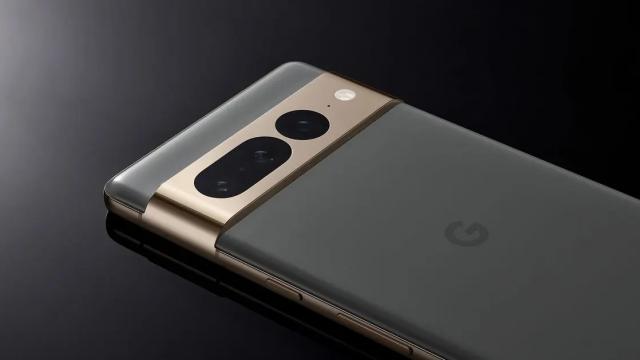 <b>Google Pixel 7 și 7 Pro sunt primele telefoane Android care suportă doar instalarea aplicațiilor 64 bit</b>Îmi amintesc momentul când Apple a luat hotărârea să oprească suportul pentru aplicațiile 32 bit în cazul iPhone-urilor, undeva în 2017. Ei bine, pare că schimbarea sosește acum și în cazul telefoanelor Android. Google Pixel 7 și 7 Pro ar fi primele