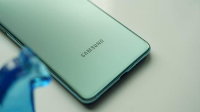 <b>Samsung Galaxy M54 ar putea primi un CPU Snapdragon 888 și o baterie de 6000 mAh</b>Samsung are în portofoliul său de telefoane modele midrange destul de apreciate. Compania sud-coreeană reușește chiar să creeze hype înainte de lansarea modelelor din seriile A și M, fiind așteptate de fani an de an. Ei bine, acum așteptăm debutul