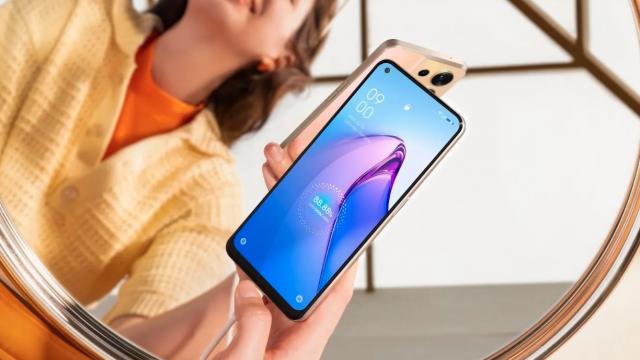 <b>Preț și disponibilitate OPPO Reno8 în România (+ căști wireless cadou la precomandă)</b>După ce anterior l-am primit pe plan local pe OPPO Reno8 Pro, telefon lansat în cadrul unui eveniment de presă pe Arena Națională, astăzi este momentul să îi spunem bun venit și fratelui mai mic intitulat OPPO Reno8. Este cu 1000 de lei mai 