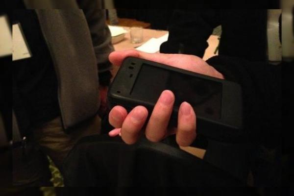 Telefonul care transmite "strângeri de mână": Nokia ForcePhone, un experiment al laboratoarelor finlandeze si MIT