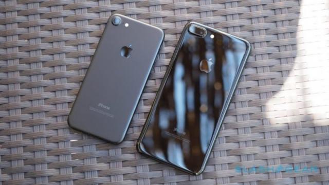 <b>În ciuda cererii crescute pentru iPhone 7 Plus, picajul de vânzări al produselor e inevitabil conform analiştilor</b>Atât la nivel global, cât și la noi în țară s-a observat faptul că cererea pentru phablet-ul iPhone 7 Plus a fost foarte ridicată - operatori, dar și retaileri listând produsul doar câteva zile la comandă, urmând ca ulterior să fie epuizat stocul. Se pare