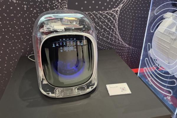 IFA 2025: Am văzut la treaba mini maşina de spălat lenjerie cu uscător Roborock Zeo Mini