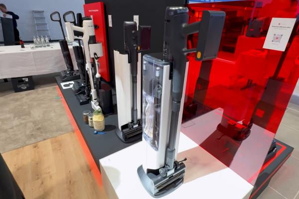 IFA 2025: Roborock H60 Hub Ultra în acțiune! Noul aspirator vertical are funcție de autocurățare și purifică aerul (Video)