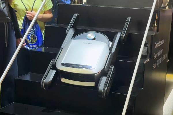 IFA 2025: Dreame Cyber X e primul aspirator robot din lume capabil să urce scări! Iată-l în acțiune (Video)