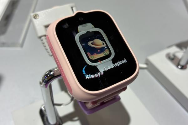 IFA 2025: TCL MoveTime MT48, smartwatch-ul pentru copii cu cameră integrată, AI și funcții de localizare (Video)