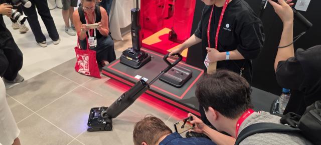 IFA 2025: Roborock F25 Ultra curăță ketchup, lapte cu cacao, chipsuri cu abur puternic