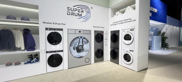 IFA 2025: Ce au special maşinile de spălat TCL cu AI şi frigiderele de la Berlin (Video)