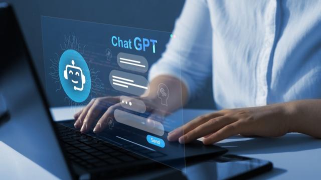 <b>ChatGPT a picat la nivel global! Răspunsurile nu sunt afișate, există probleme pe web, mobil și alte funcții importante care au fost afectate</b>De dimineață, pe 3 septembrie 2025, mulți utilizatori de ChatGPT au observat că aplicația pur și simplu nu mai afișează răspunsurile. OpenAI a confirmat rapid situația și a trecut serviciile în stare de „partial outage”. Practic, tot ecosistemul e afectat