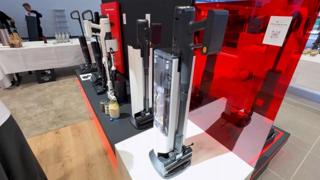 <b>IFA 2025: Roborock H60 Hub Ultra în acțiune! Noul aspirator vertical are funcție de autocurățare și purifică aerul (Video)</b>Roborock a prezentat o mulțime de produse interesante în cadrul IFA 2025. La stand-ul acestora găsim și seria de aspiratoare verticale Roborock H60, cu o variantă Ultra care cu siguranță iese în evidență. Alex a asistat la o mică demonstrație și ne arată