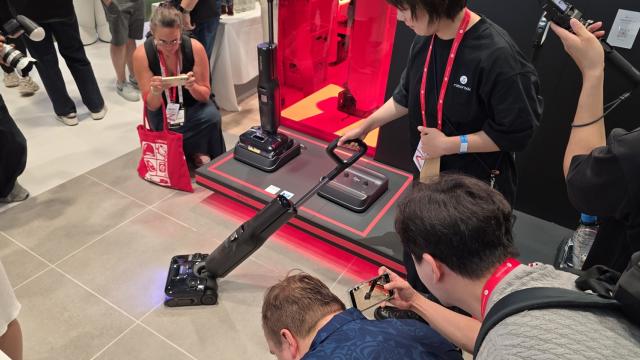 <b>IFA 2025: Roborock F25 Ultra curăță ketchup, lapte cu cacao, chipsuri cu abur puternic</b>Printre lucrurile mai interesante văzute la standul Roborock de la IFA 2025 se Numără şi aspiratorul vertical Roborock F25 Ultra. Dintre cele verticale e cel mai bine dotat, cel mai scump, premium cum ar veni. El de fapt are curăţarea cu abur că atuu