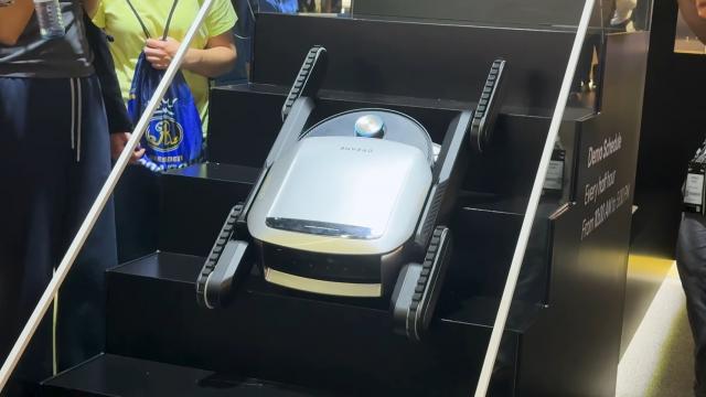 <b>IFA 2025: Dreame Cyber X e primul aspirator robot din lume capabil să urce scări! Iată-l în acțiune (Video)</b>La IFA 2025, Berlinul a fost martorul unei premiere mondiale: Dreame a prezentat Cyber X, primul aspirator robot capabil să urce scările. Dacă până acum limita roboților era clară, pragurile și treptele îi obligau pe utilizatori să îi mute manual între