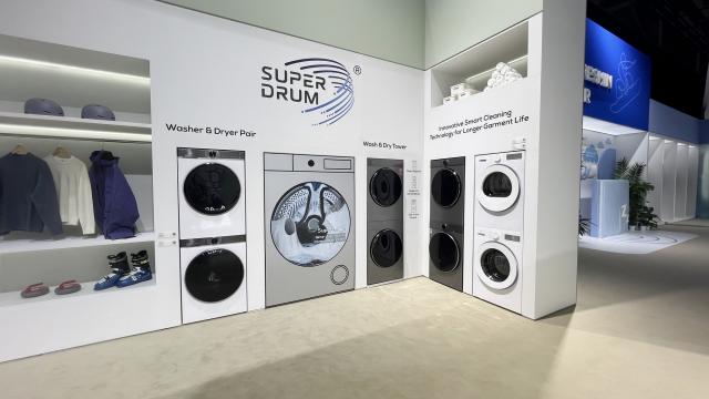 <b>IFA 2025: Ce au special maşinile de spălat TCL cu AI şi frigiderele de la Berlin (Video)</b>TCL nu a adus doar televizoare şi telefoane NXTPaper la IFA 2025, la Berlin. A mai adus şi maşini de spălat cu AI şi frigidere bine deghizate în mobilierul din bucătărie. Avem detalii mai jos