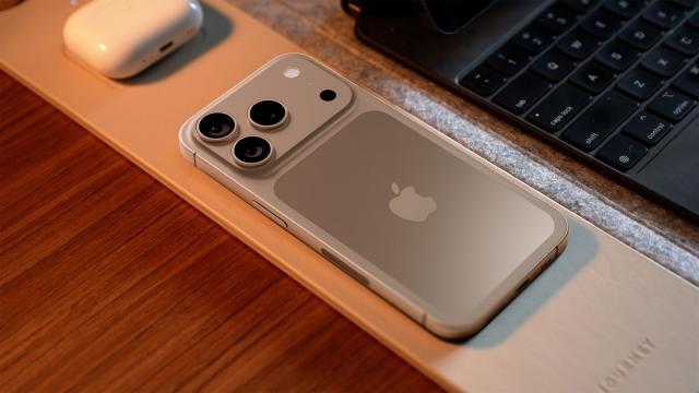 <b>Leak de ultim moment pentru iPhone 17! Avem aproape toate dotările dezvăluite de un operator </b>Mai sunt doar 7 ore și un pic până la evenimentul de toamnă Apple, programat să înceapă la ora 20:00 (ora României), cu un stream live ce poate fi urmărit de aici. Vedetele vor fi clar telefoanele din seria iPhone 17 și avem 4 la număr