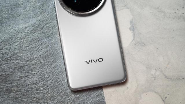 <b>vivo X300 și X300 Pro vin cu un corp ultra-subțire, de doar 7mm; Design revoluționar ce implică sticlă sculptată la rece</b>Seria vivo X300 urmează să sosească curând. Am aflat în ultima perioadă detalii interesante legate de camera-phone-ul din serie, vivo X300 Ultra. Acum pare că producătorul a început o campanie de teasing pentru varianta de bază din lineup și cea Pro