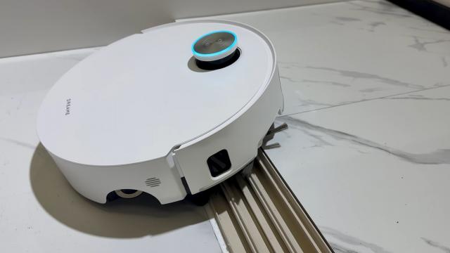 <b>IFA 2025: Dreame Aqua 10 Ultra Track și Ultra Roller într-o demonstrație live de curățare (Video)</b>Dreame a prezentat o mulțime de electrocasnice destinate curățeniei în cadrul IFA 2025, în special aspiratoare robot. Modelul de top din serie ar fi Dreame Aqua 10 Ultra Roller, ale cărui mop este constant umezit cu apă, pentru o curățare cât mai