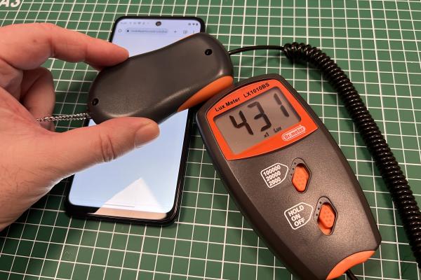 Luminozitate display Motorola Moto G53 5G și ecranul văzut la microscop