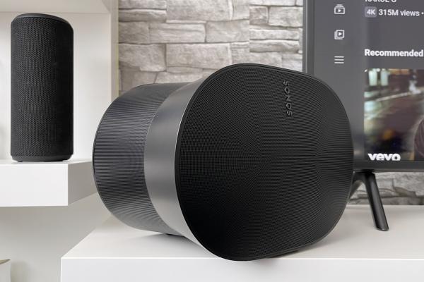 Sonos Era 300 îți poate transforma casa într-un sanctuar audio spatial, boxă cu design premium și piatra de temelie a sistemului tău Sonos 