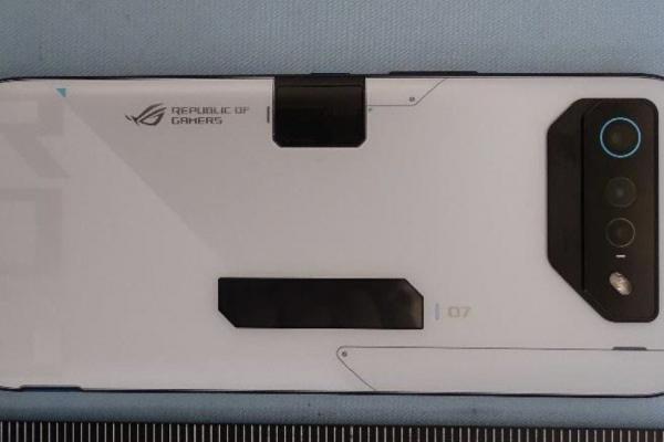 ASUS ROG Phone 7 listat acum și în AnTuTu + primele imagini de pe masa de certificare