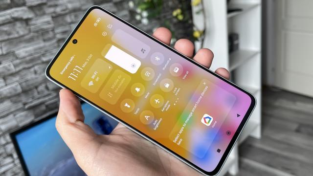 <b>Xiaomi 12 Lite: OS, UI, aplicaţii la fel ca pe Xiaomi 12 Pro, cu MIUI 13 personalizabil, extra securizat</b>Xiaomi 12 Lite merge pe aceeaşi linie ca şi restul seriei Xiaomi 12, având la bord MIUI 13 bazat pe Android 12. MIUI a ajuns să fie definit de faptul că are App Drawer-ul împărţit pe categorii, că vine cu zone separate pentru Quick Settings şi notificări