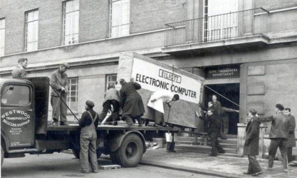 <b>O istorie a stocării: de la card perforat la cloud</b>În ziua de azi luăm stocarea de-a gata, de parcă e infinită, pe telefoanele mobile şi PC-uri şi într-un fel chiar e, când ne gândim cât de puţin plătim pentru diferite servicii de stocare în cloud. Mulţumită algoritmilor de compresie, nu ne mai provoacă..
