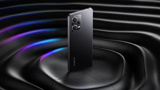 <b>Redmi Note 12 Pro debutează în România; Smartphone cu ecran OLED 120Hz, cameră de 50 mpx cu OIS și baterie mare de 5000 mAh</b>Această zi de 23 martie vine la pachet cu o mulțime de telefoane noi lansate pe piața din România, fiind vorba despre cvartetul Redmi Note 12. Acest lineup include modelele Redmi Note 12, Redmi Note 12 5G, Redmi Note 12 Pro 