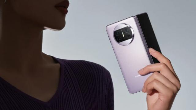 <b>HUAWEI Mate X3 e acum oficial! Smartphone pliabil, ușor și subțire, cu senzor telephoto, display-uri generoase, baterie mare</b>În această săptămână a avut loc și un eveniment important HUAWEI, organizat în China. A debutat astfel mult așteptata serie de flagship-uri Huawei P60. Pe lângă cele două modele de top, iată că a sosit și un alt flagship pliabil. E vorba despre Mate X3