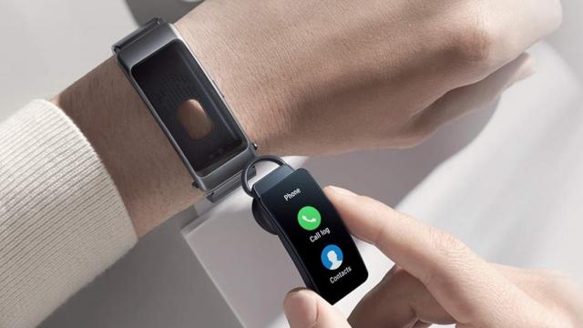 <b>Huawei TalkBand B7 a debutat: brăţară de fitness cu ecran AMOLED, cască Bluetooth integrată</b>Huawei a lansat o serie de noi dispozitive astăzi, în frunte cu telefoanele Huawei P60, P60 Pro şi pliabilul Mate X3. A sosit şi un purtabil, Huawei TalkBand B7, cu ecran AMOLED şi funcţii avansate pentru sănătatea cardiacă. TalkBand B7 vine ca succesor