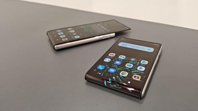 <b>Motorola detaliază telefonul său rulabil care își extinde diagonala de la 5 la 6.5 inch </b>În cadrul MWC 2023 am avut ocazia să vedem la treabă cel mai nou prototip de telefon rulabil. El vine de la Motorola, nu are încă un nume oficial, deşi inscripţia RIZR de pe spate părea să indice un branding. Acum aflăm detalii în plus despre acest 