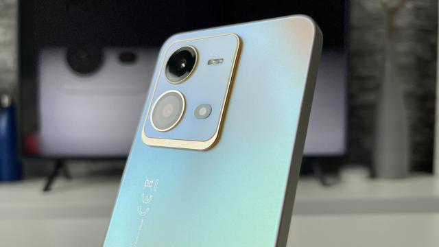 <b>vivo X80 Lite: Camera pusă la treabă la cel mai viral conac din Bucureşti şi muuuuulte selfie-uri</b>vivo X80 Lite e de fapt un vivo V25 rebranduit, doar că nu are blitzuri duale pentru camera selfie. Acea cameră selfie din breton are senzor principal de 50 de megapixeli, cu deschidere F/2.0 şi autofocalizare, da şi filmare 4K la 30 FPS, plus HDR