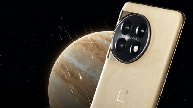 <b>OnePlus 11 Jupiter Rock este o ediție specială de flagship, cu panou spate ce strălucește în bătaia razelor de soare</b>La mijloc de săptămână bifăm și o lansare OnePlus, cea a ediției limitate OnePlus 11 Jupiter Rock. Pe aceasta am văzut-o într-o serie de materiale teaser anterior, cu aluzie la un material unic care nu a mai fost folosit până acum în segment