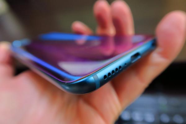 Huawei Honor 10: Multimedia cu un singur difuzor, dar care îşi face treaba bine