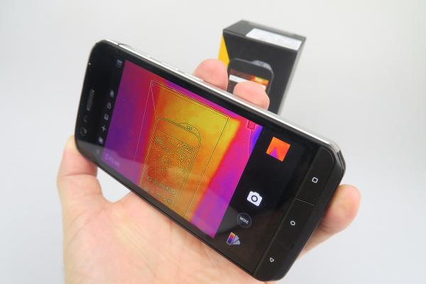 CAT S61 Unboxing: telefon robust cu cameră termică, "ruletă" laser şi multe alte funcţii masculine (Video)