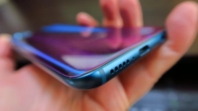 <b>Huawei Honor 10: Multimedia cu un singur difuzor, dar care îşi face treaba bine</b>Huawei nu e primul nume de companie la care te gândeşti când vrei o experienţă acustică deosebită pe un telefon. Mă uit în topurile noastre şi văd modele Moto E4 şi Nokia 8 dominând topurile decibelilor, sau vreun Xperia, deci mai rar cu Huawei.