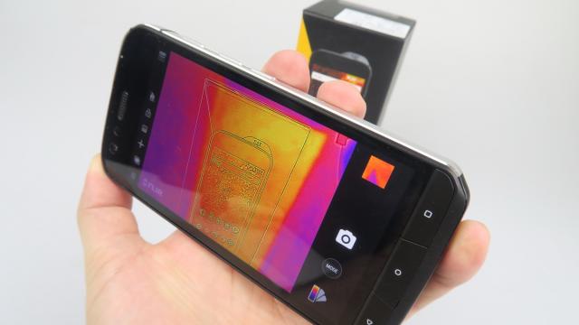 <b>CAT S61 Unboxing: telefon robust cu cameră termică, "ruletă" laser şi multe alte funcţii masculine (Video)</b>Scoatem astăzi din cutie un smartphone mai diferit față de ce testăm de regulă la Mobilissimo și anume modelul CAT S61 care vine echipat cu o cameră termică FLIR. Aceasta ne permite să vedem în timp real o hartă a temperaturilor din mediul