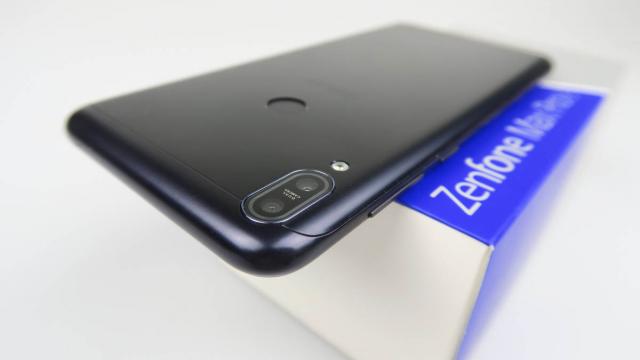 <b>ASUS ZenFone Max Pro (M1) Unboxing: battery-phone de 5.000 mAh cu puterea lui ZenFone 5, cameră duală (Video)</b>Astăzi îl scoatem din cutie pe Asus ZenFone Max Pro (M1), un smartphone cu preț accesibil ce atrage atenția prin bateria sa generoasă de 5000 mAh și prin procesorul Snapdragon 636 de la bord, același pe care taiwanezii l-au utilizat și pe