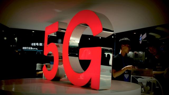 <b>Apple rămâne fără 5G? Qualcomm şi Samsung resping licitaţia Apple pentru cipurile 5G</b>Apple pare să aibă tot mai multe dificultăţi în a îşi începe lucrul la primele terminale 5G. De la publicaţia taiwaneză "Electronic Times" aflăm că firma din Cupertino a avut licitația respinsă de Qualcomm şi Samsung

