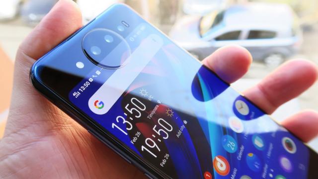 <b>Vivo NEX Dual Display Review</b>Cumva Rusia ne-a stricat toată bucuria telefoanelor cu două ecrane, din cauza seriei YotaPhone. Telefoanele au fost prea rare, slab dotate şi pline cu spyware, iar conceptul de ecran secundar nu prea a prins, aşa cum au arătat-o LG V-urile şi HTC U Ultra.