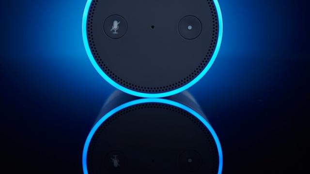 <b>Angajaţii Amazon România ascultă o parte din ce vorbim cu Alexa; Controversa detaliată de un reportaj Bloomberg</b>Atunci când dăm comenzi vocale unui terminal ce are Amazon Alexa la bord, comenzile merg spre un server care le interpretează folosind AI-ul. Uneori se pare că o porţiune din "discuţiile" noastre cu Alexa ajung şi la operatori umani