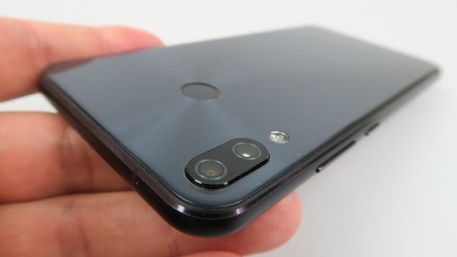 <b>Turul Magazinelor #552: Cea mai puternică placă video de pe piaţă la preţ mai mic, ZenFone 5 la suma record, HDD extern de 3 TB sub 300 lei</b>E final de săptămână şi prilej de cheltuieli! Dacă nu îţi păstrezi banii pentru vreo vacanţă de Paşte, atunci poţi să îţi schimbi telefonul cu un ZenFone 5, care ajunge la o cotă de preţ record. Avem şi cea mai puternică placă