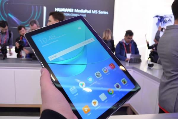 MWC 2018: Huawei MediaPad M5 10 Pro prezentare hands-on - tabletă pentru muncă şi divertisment, cu 4 difuzoare Harman si stylus (Video)