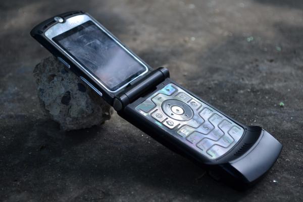 Motorola RAZR ar putea reveni ca un telefon pliabil, conform CEO-ului Lenovo