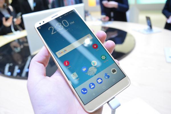 MWC 2018: ZTE Blade V9 prezentare hands-on - reîncarnarea unui Honor 8/ Honor 9 într-un format nou (Video)