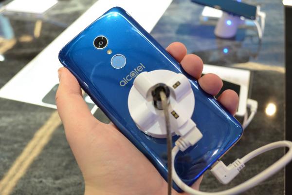 MWC 2018: Alcatel 3 prezentare hands-on - ecranul 18:9 ajunge pe telefoanele de buget (Video)