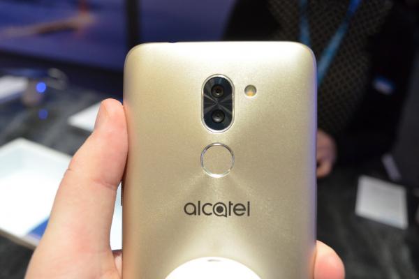 MWC 2018: Alcatel 3X prezentare hands-on - cameră duală şi Google Asistant într-un pachet de buget (Video)