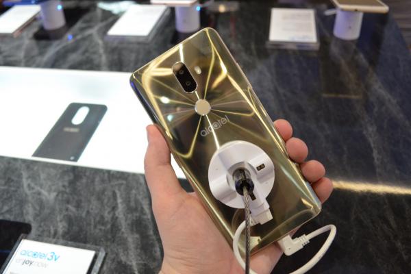 MWC 2018: Alcatel 3V prezentare hands-on - phablet dual camera, cu Android Oreo şi corp lucios (Video)